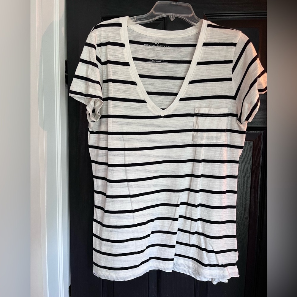 White/black stripe tee